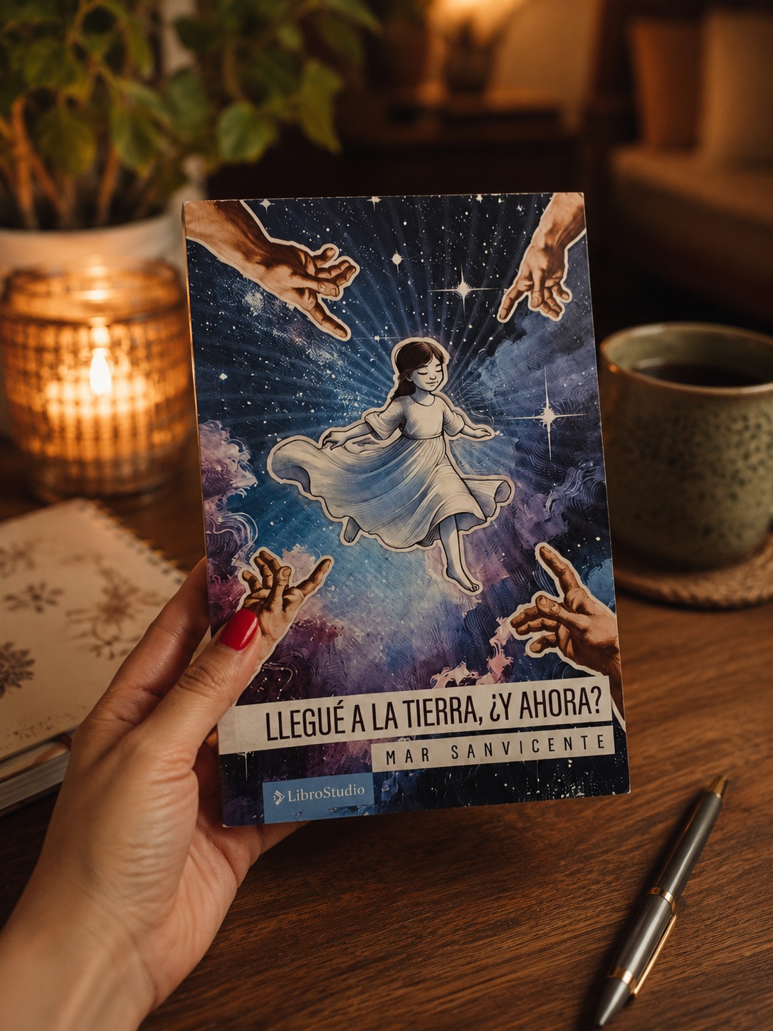 Portada del libro Llegué a la Tierra, ¿y ahora?, de Mar Sanvicente.